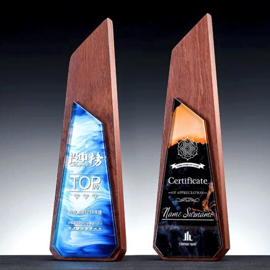 IWT 039 - Exclusive Crystal Wooden Award