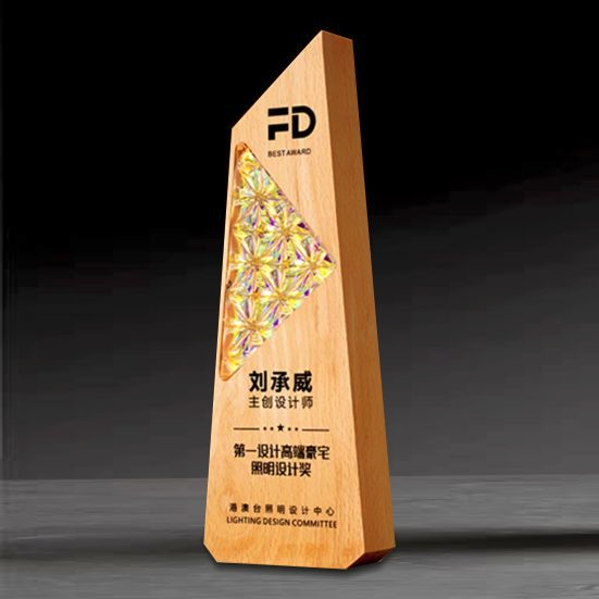 IWT 046 - Exclusive Crystal Wooden Award