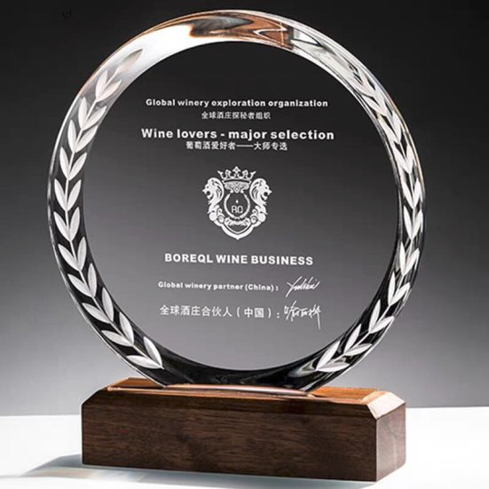 IWT 049 - Exclusive Crystal Wooden Award