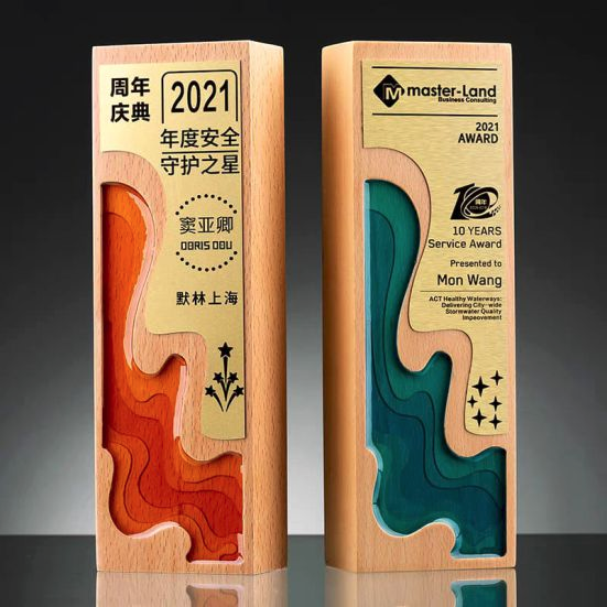 IWT 066 - Exclusive Crystal Wooden Award