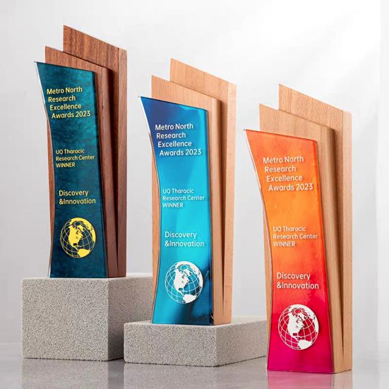 IWT 072 - Exclusive Crystal Wooden Award