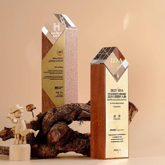 IWT 086 - Exclusive Crystal Wooden Award