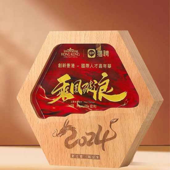 IWT 090 - Exclusive Crystal Wooden Award