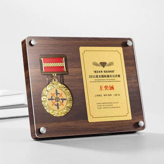 IWT 105 - Exclusive Crystal Wooden Award